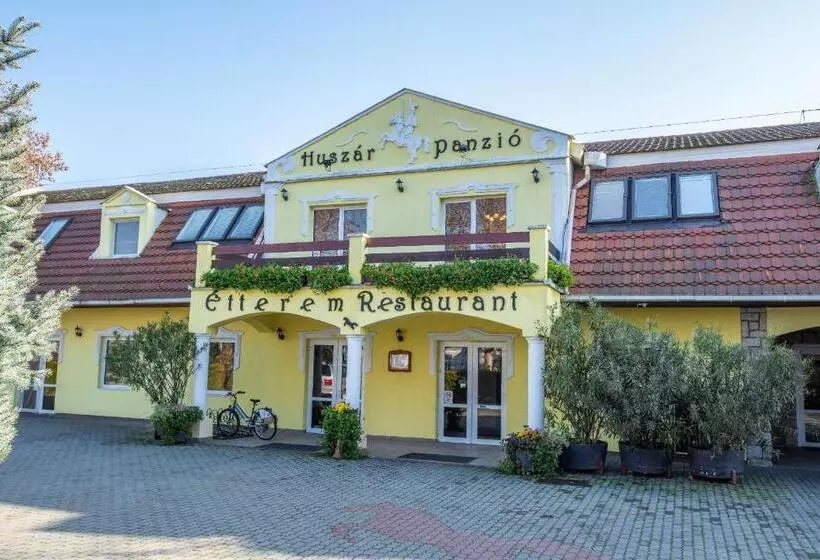 تختخواب و صبحانه Huszár Panzió és étterem
