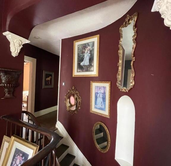 پانسیون The Red Star A