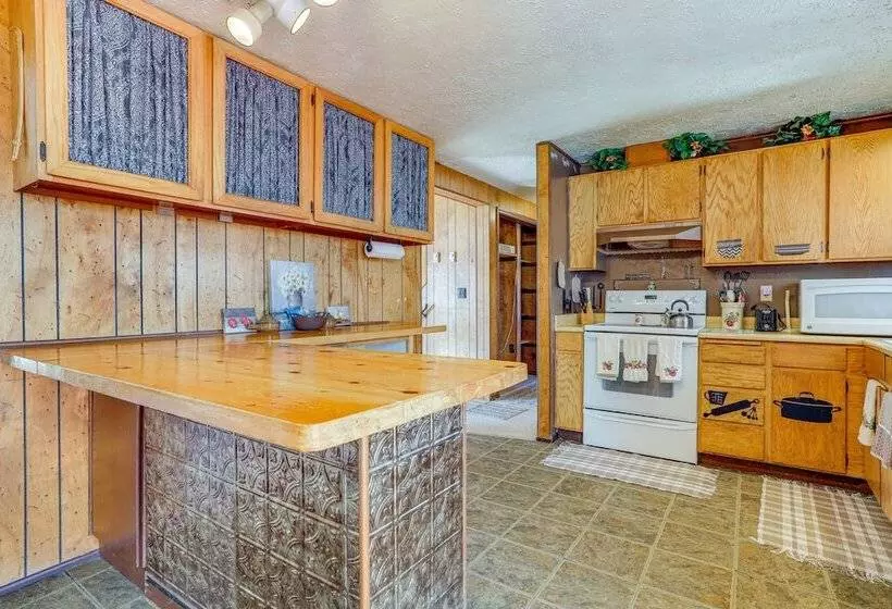 Charming Elk Mountain Home: Hunt, Hike & Fish!