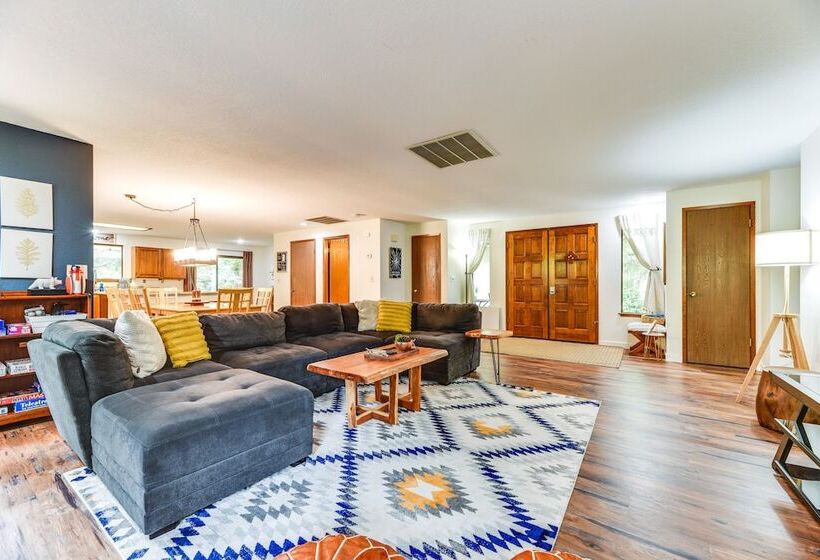 Charming Union Home W/ Deck ~ 2 Mi To Hood Canal!