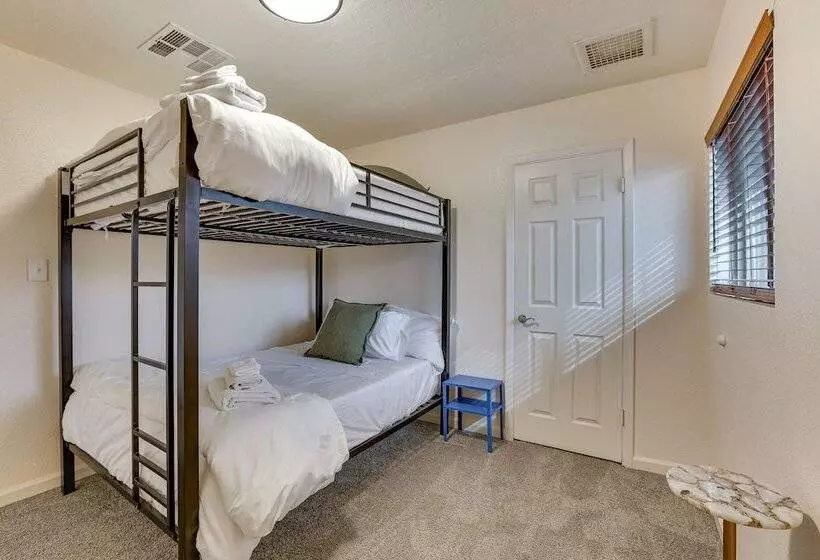 Glendale Retreat W/ Private Pool, Patio & Grill!