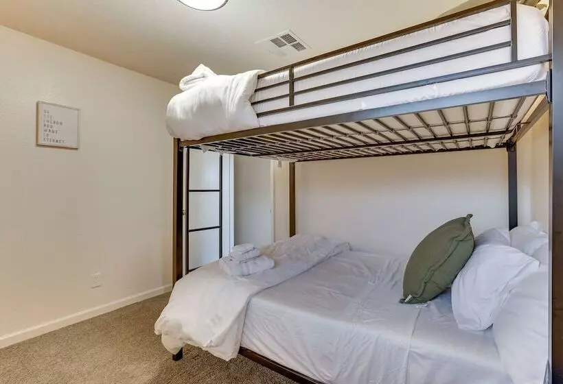 Glendale Retreat W/ Private Pool, Patio & Grill!