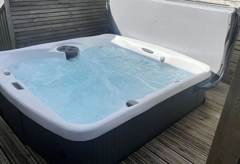 Hotelli Dog Friendly Lodge With Hot Tub, Quiet Location