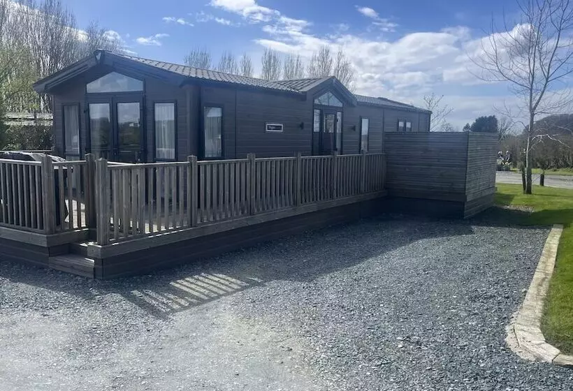 Hotelli Dog Friendly Lodge With Hot Tub, Quiet Location