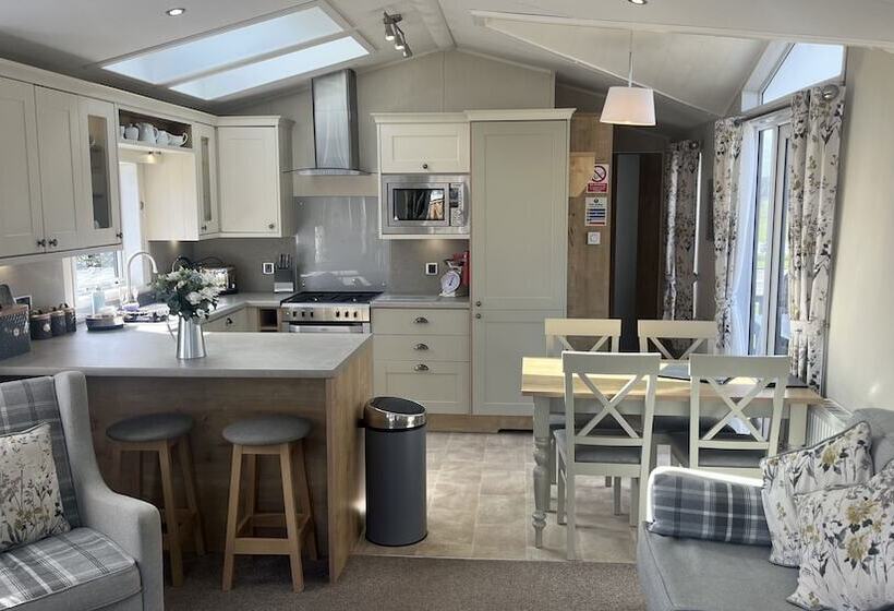 Отель Dog Friendly Lodge With Hot Tub, Quiet Location