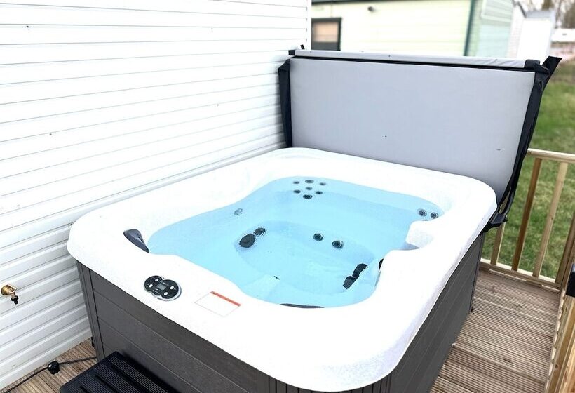 Hotel Impeccable 2 Bed Lodge In Preston Hot Hub