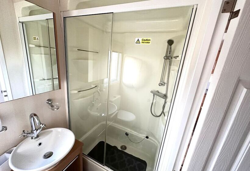 Hotel Impeccable 2 Bed Lodge In Preston Hot Hub