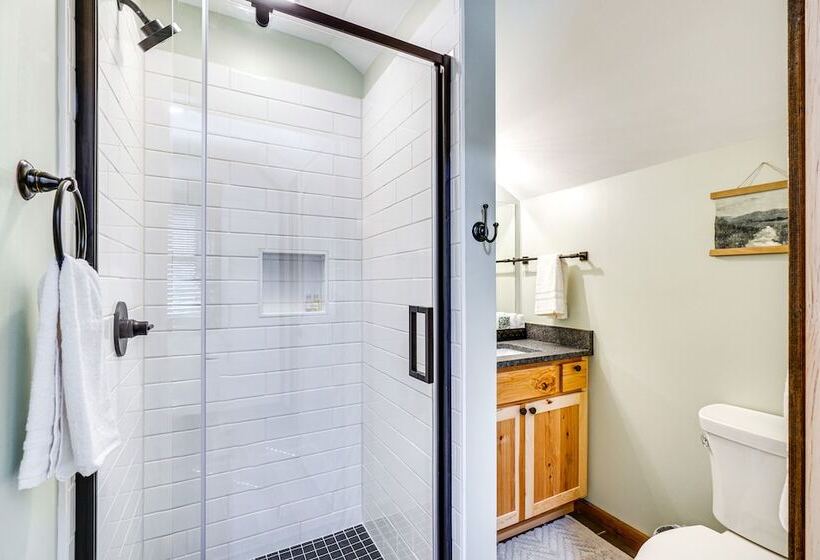 Modern Cabin W/ Hot Tub: Near Tail Of The Dragon!