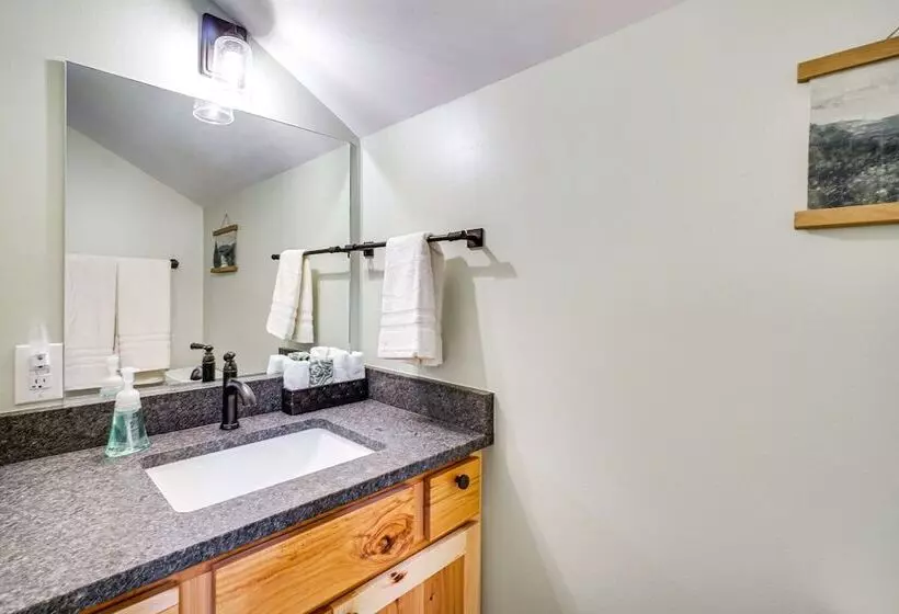 Modern Cabin W/ Hot Tub: Near Tail Of The Dragon!