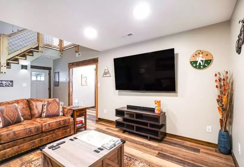 Modern Cabin W/ Hot Tub: Near Tail Of The Dragon!