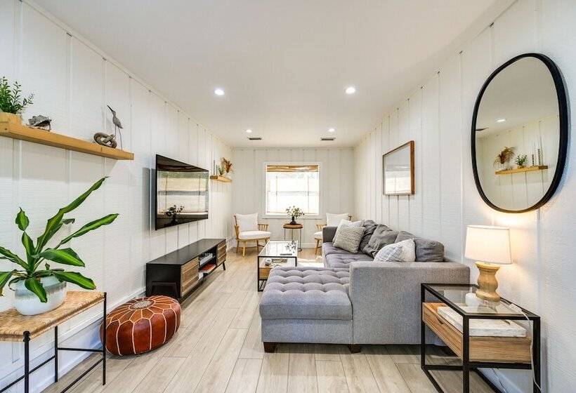 Modern Naples Duplex Home ~ 7 Mi To Beach!