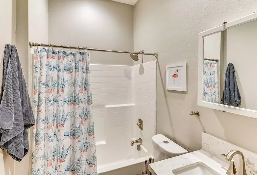 Peaceful Riverside Home W/ Patio, 7 Mi To Downtown