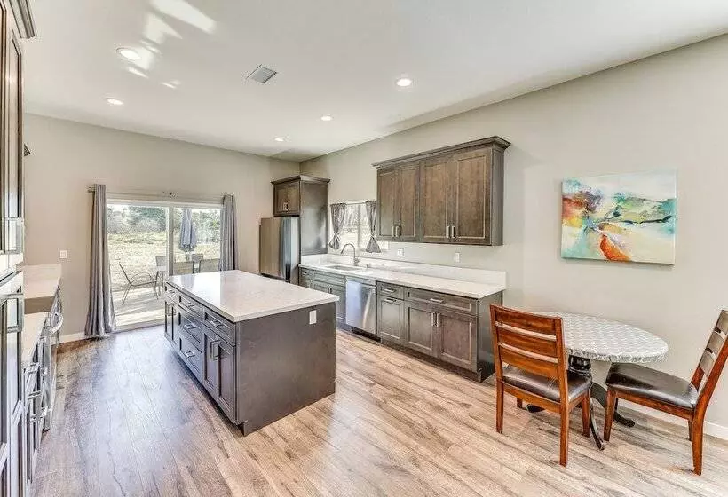 Peaceful Riverside Home W/ Patio, 7 Mi To Downtown