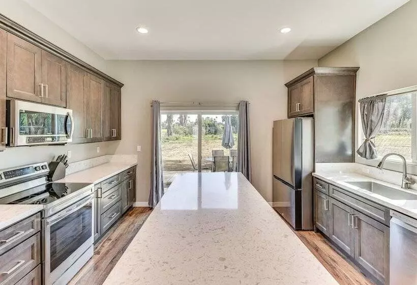 Peaceful Riverside Home W/ Patio, 7 Mi To Downtown