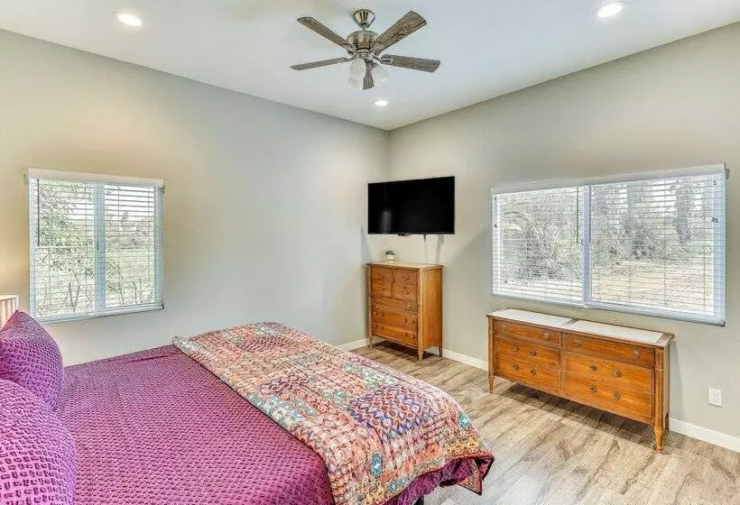 Peaceful Riverside Home W/ Patio, 7 Mi To Downtown