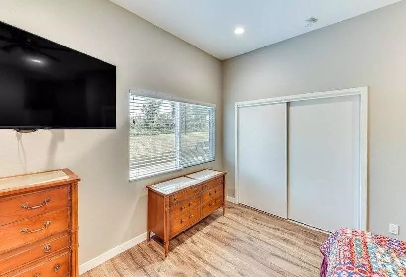 Peaceful Riverside Home W/ Patio, 7 Mi To Downtown