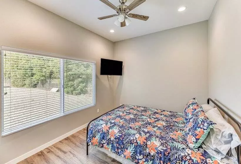 Peaceful Riverside Home W/ Patio, 7 Mi To Downtown