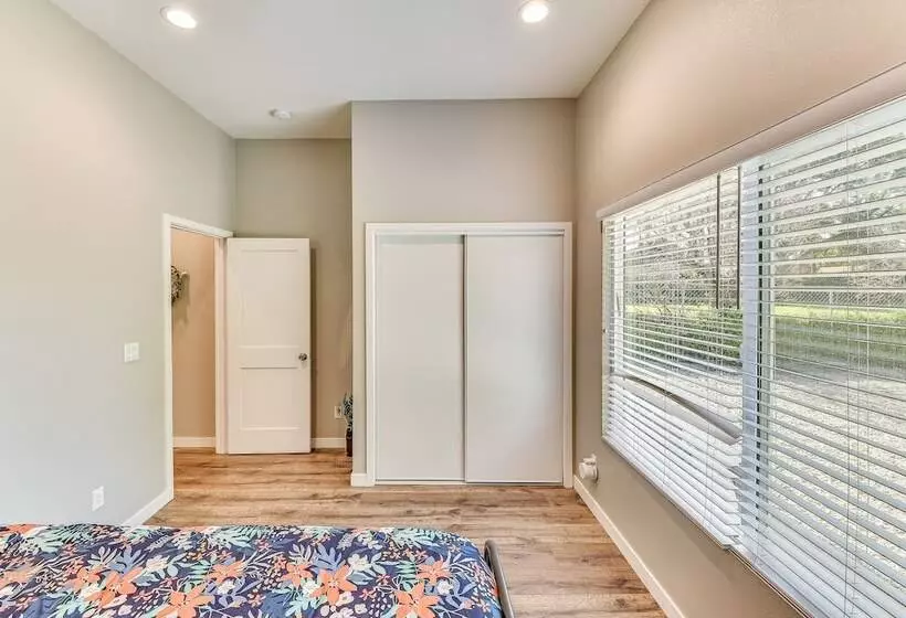 Peaceful Riverside Home W/ Patio, 7 Mi To Downtown