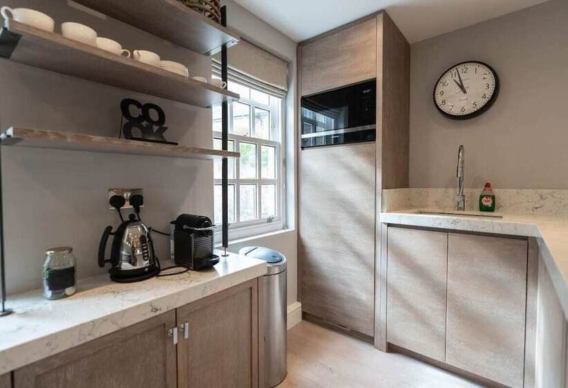 The Chelsea Place Lovely 4bdr House With Terrace