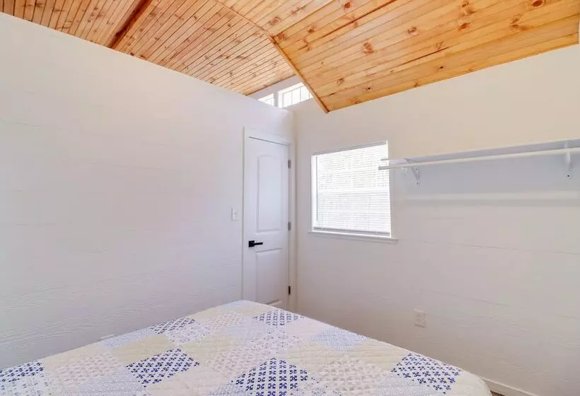 Steps To Greers Ferry Lake: Tumbling Shoals Cabin!