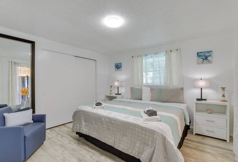 Englewood Home W/ Shared Pool & Screened Lanai!