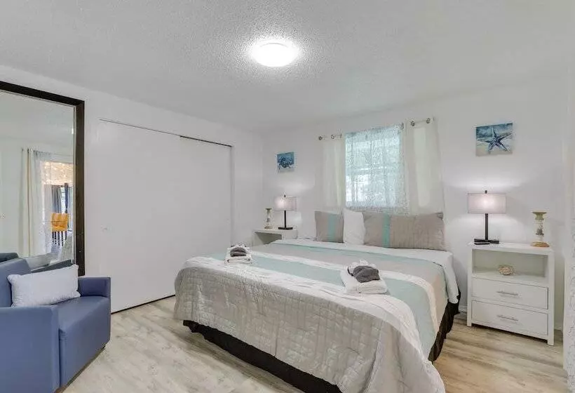 Englewood Home W/ Shared Pool & Screened Lanai!