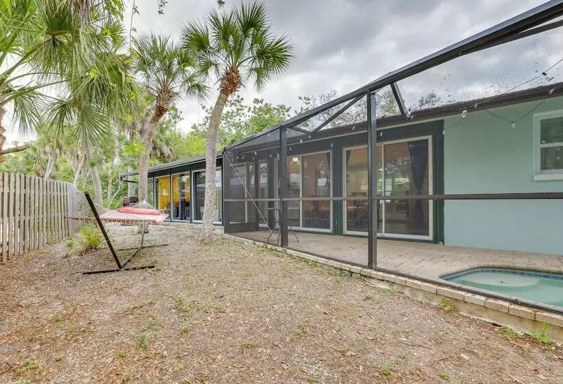Englewood Home W/ Shared Pool & Screened Lanai!