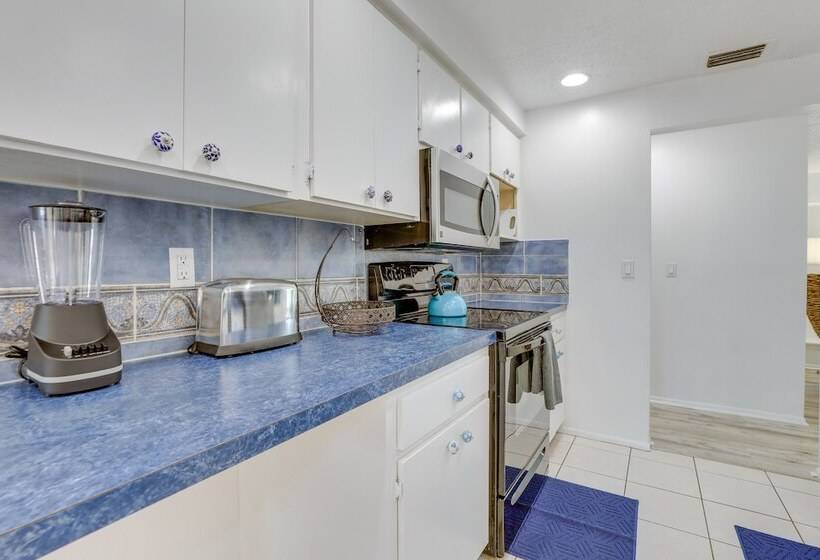 Englewood Home W/ Shared Pool & Screened Lanai!