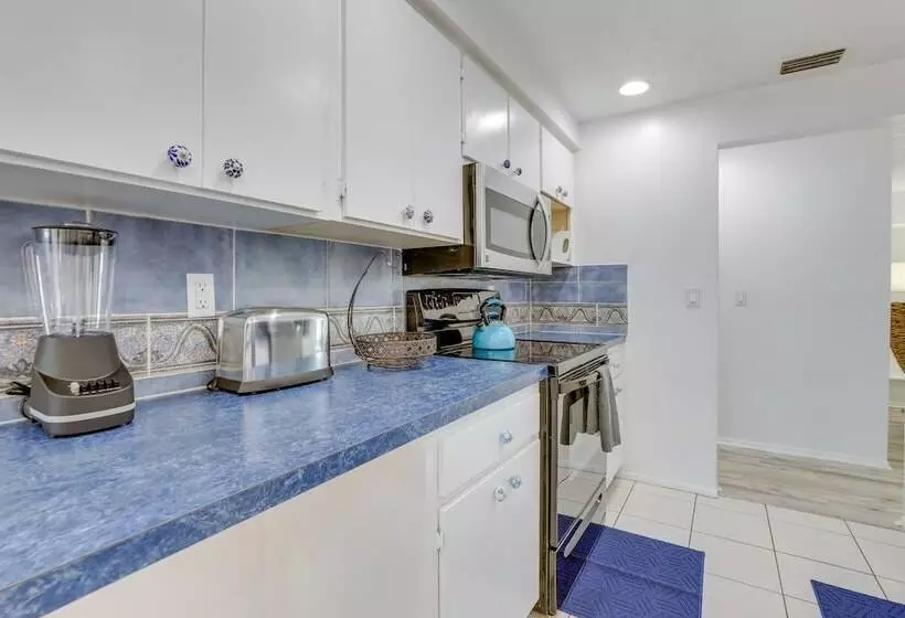 Englewood Home W/ Shared Pool & Screened Lanai!