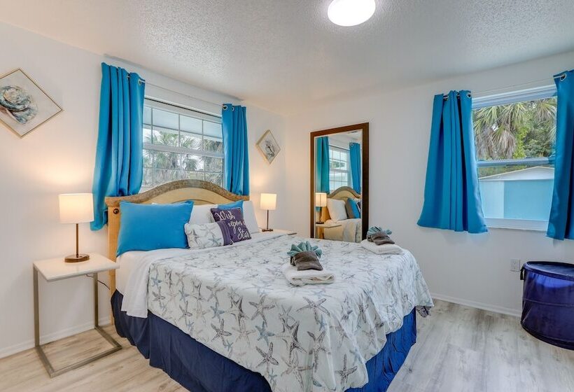 Englewood Home W/ Shared Pool & Screened Lanai!