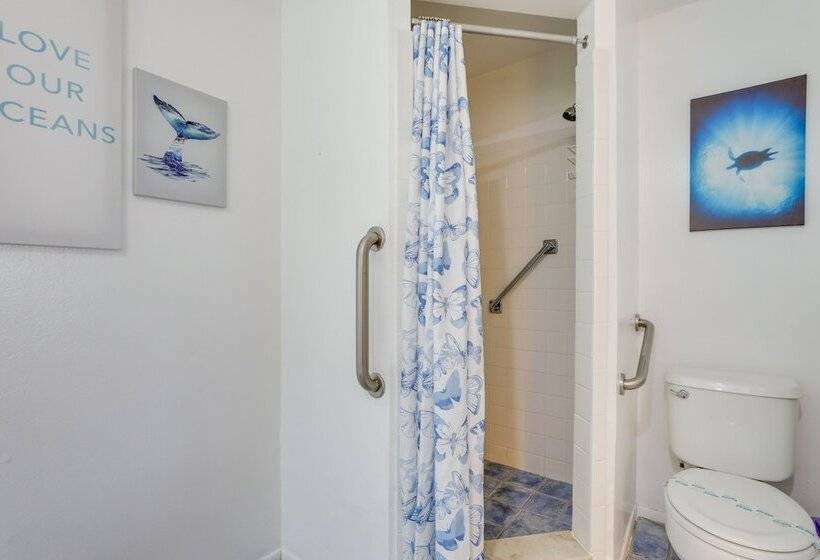 Englewood Home W/ Shared Pool & Screened Lanai!