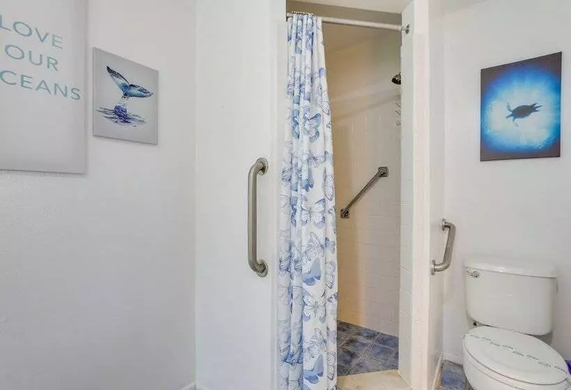 Englewood Home W/ Shared Pool & Screened Lanai!