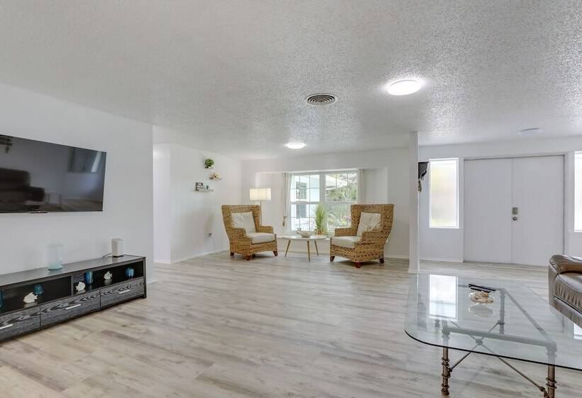 Englewood Home W/ Shared Pool & Screened Lanai!