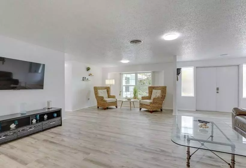 Englewood Home W/ Shared Pool & Screened Lanai!