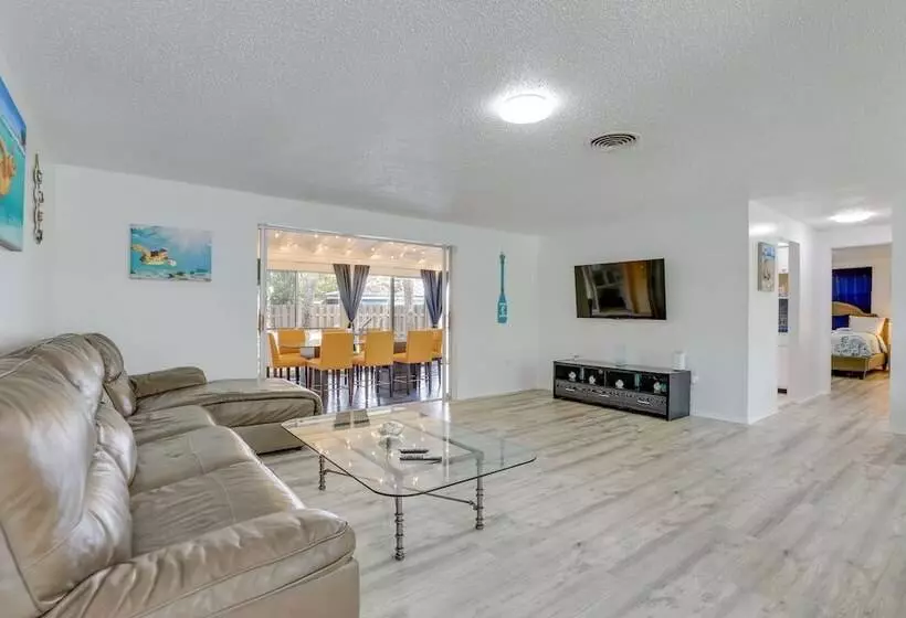 Englewood Home W/ Shared Pool & Screened Lanai!