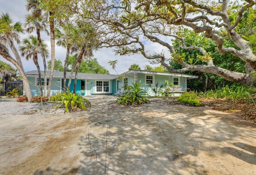 Englewood Home W/ Shared Pool & Screened Lanai!