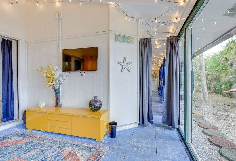 Englewood Home W/ Shared Pool & Screened Lanai!