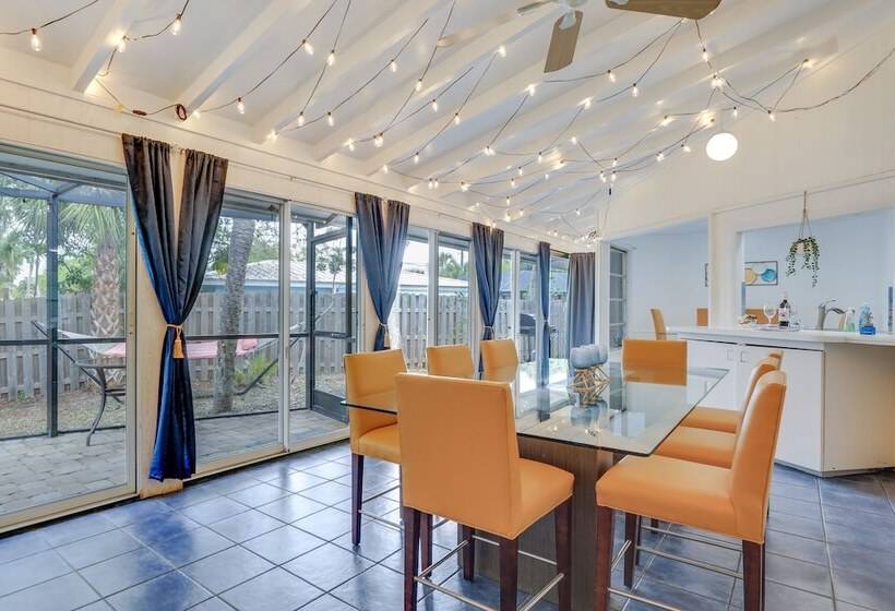 Englewood Home W/ Shared Pool & Screened Lanai!