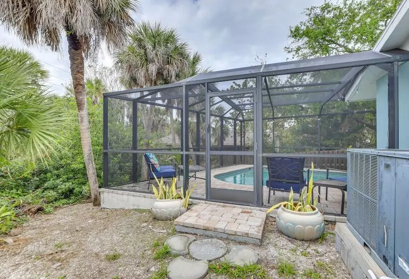 Englewood Home W/ Shared Pool & Screened Lanai!