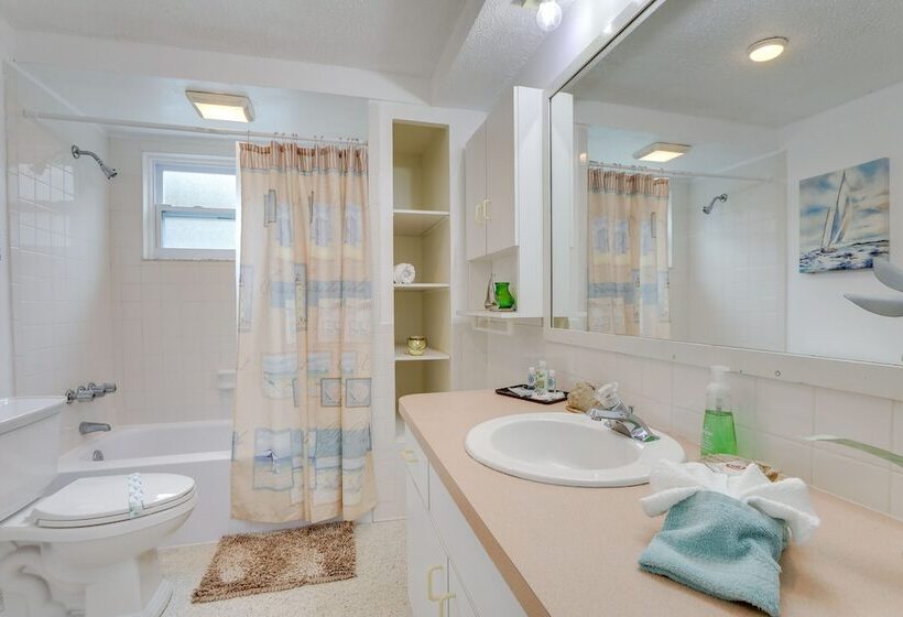 Englewood Home W/ Shared Pool & Screened Lanai!