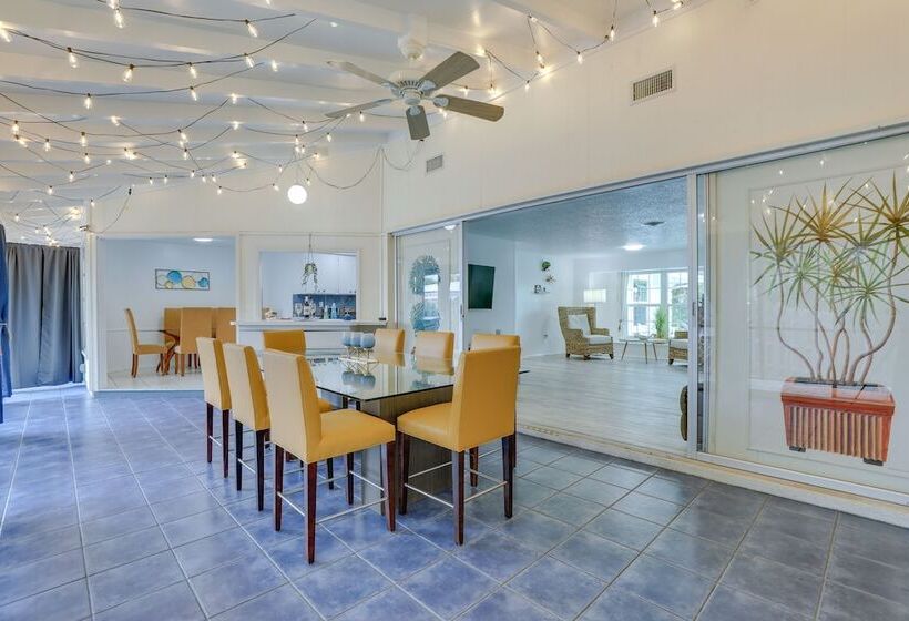 Englewood Home W/ Shared Pool & Screened Lanai!