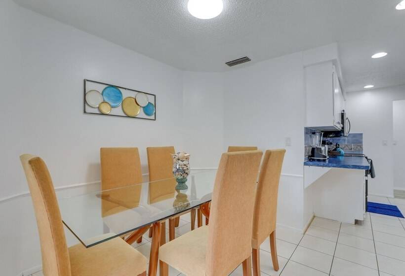 Englewood Home W/ Shared Pool & Screened Lanai!