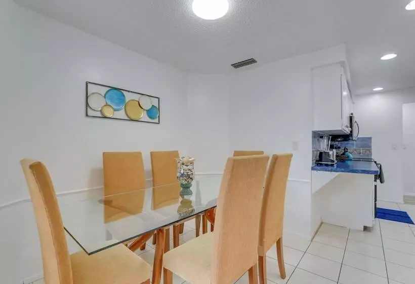 Englewood Home W/ Shared Pool & Screened Lanai!