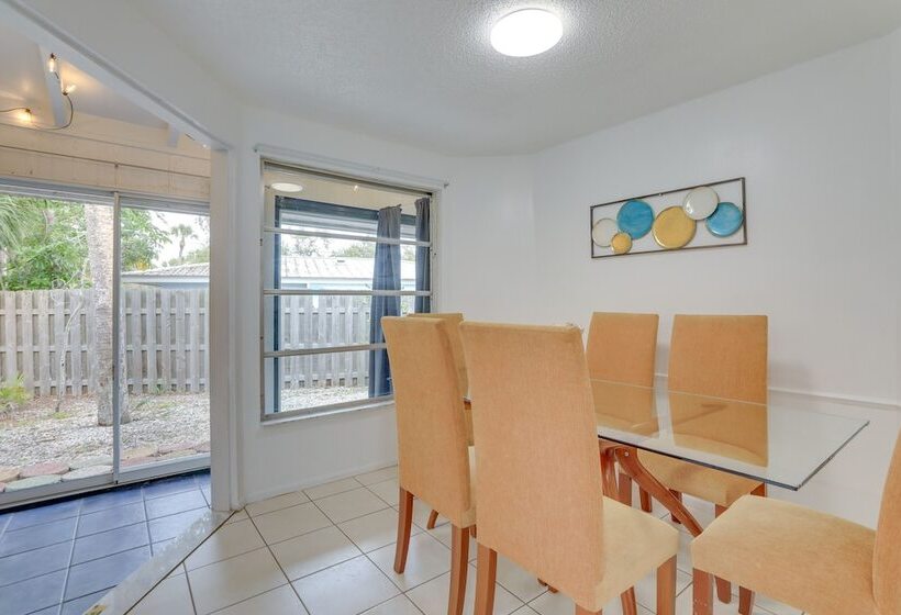 Englewood Home W/ Shared Pool & Screened Lanai!