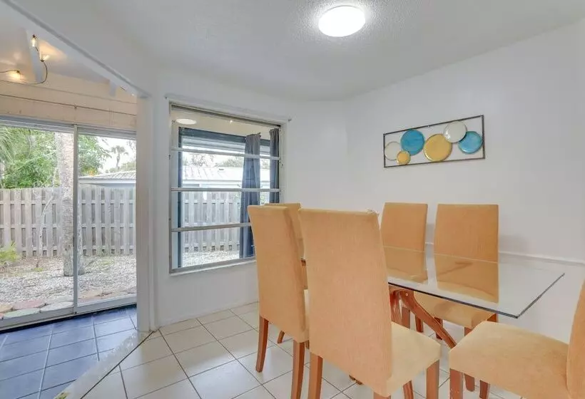 Englewood Home W/ Shared Pool & Screened Lanai!