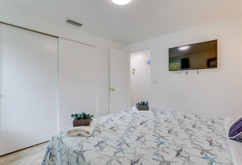 Englewood Home W/ Shared Pool & Screened Lanai!