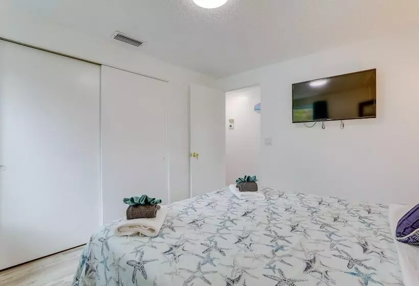 Englewood Home W/ Shared Pool & Screened Lanai!