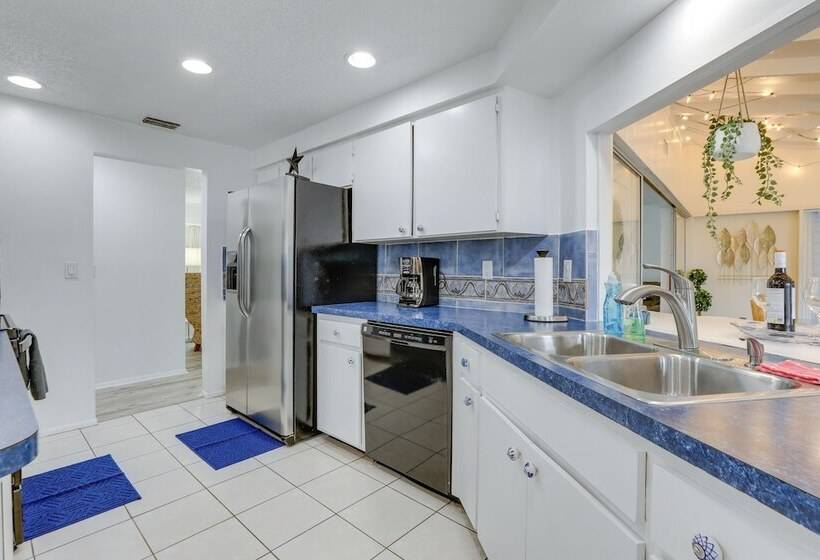 Englewood Home W/ Shared Pool & Screened Lanai!