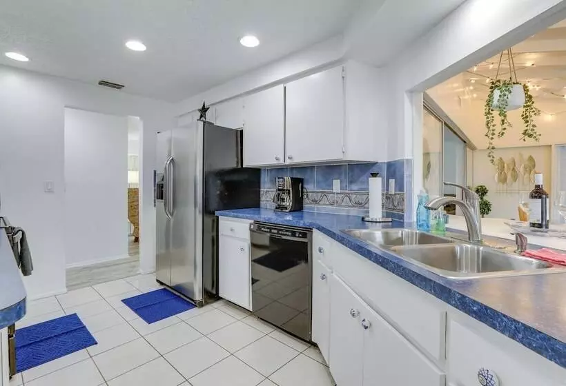 Englewood Home W/ Shared Pool & Screened Lanai!