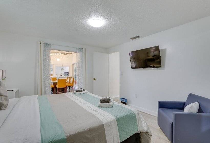 Englewood Home W/ Shared Pool & Screened Lanai!